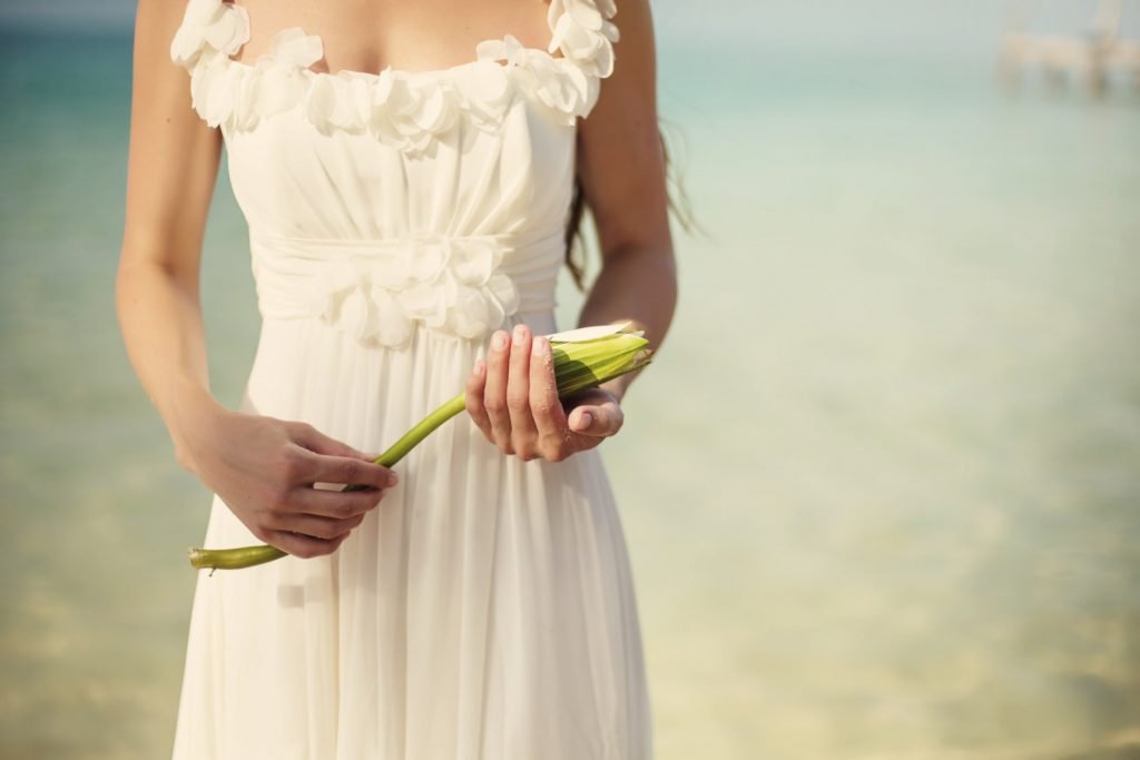 Worried About The Perfect Beach Wedding Look? Here Are Some Tips