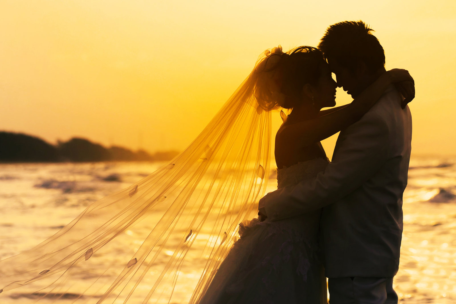 Brides in the Sunshine State: Are Veils Okay for a Beach Wedding