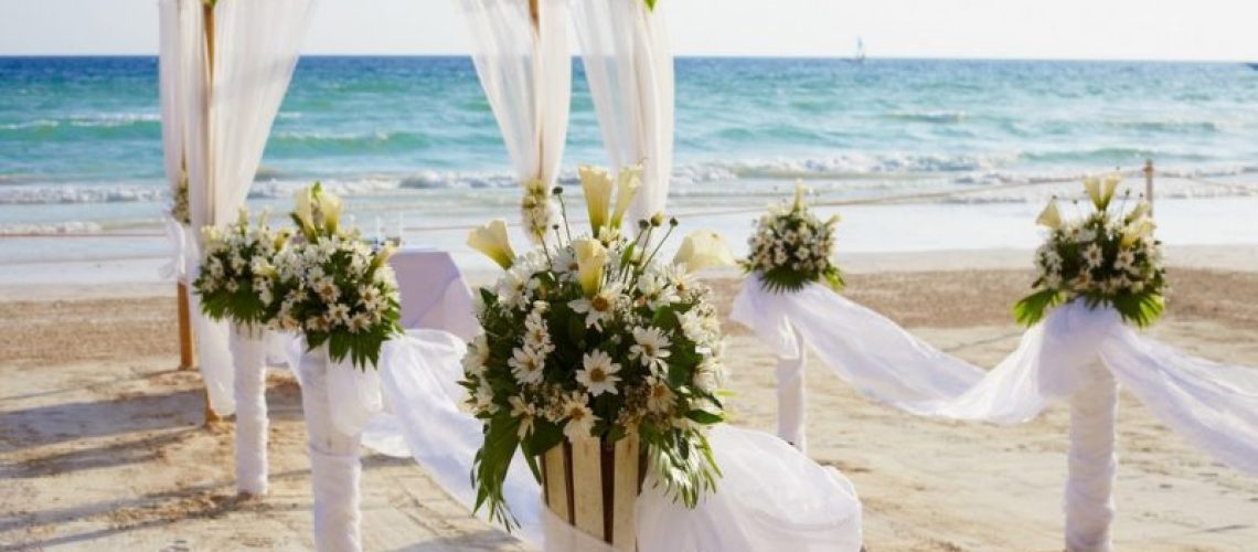 What-Should-Guests-Wear-to-a-Beach-Wedding-at-Lovers-Key-Beach-800x533